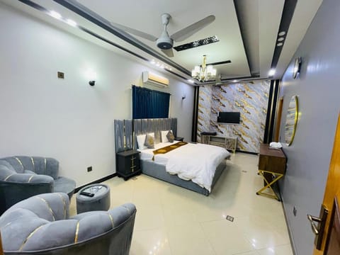 Bed, TV and multimedia, Living room, Photo of the whole room, Seating area, Bedroom, air conditioner