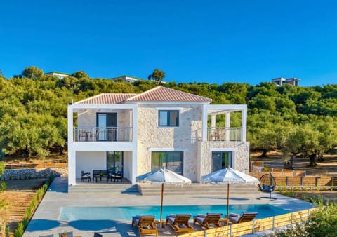 Property building, Patio, Spring, Day, Natural landscape, Garden, Garden view, Pool view, Swimming pool, sunbed