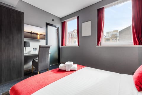 Bed, TV and multimedia, Photo of the whole room, Bedroom, City view, hair dresser