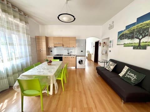 Kitchen or kitchenette, Living room, Seating area, Dining area, oven, pet friendly