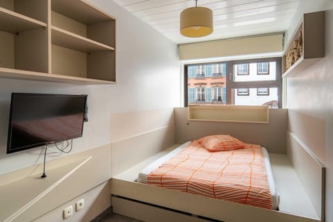 Bed, TV and multimedia, Photo of the whole room, Bedroom