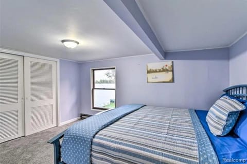 Lakefront Paradise with 7 beds - Fishing - Swimming House in Algonac