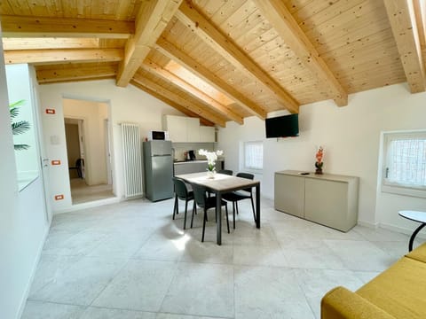 TV and multimedia, Kitchen or kitchenette, Living room, Dining area, oven