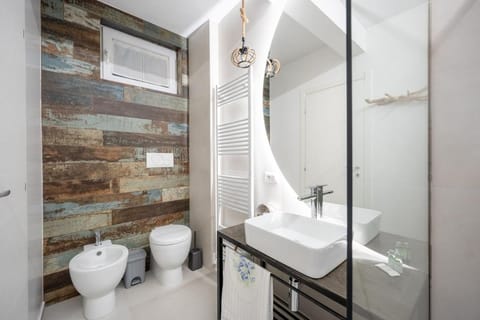 Shower, Toilet, Bathroom, bidet, towels