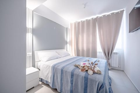 Bed, TV and multimedia, Photo of the whole room, Bedroom, towels