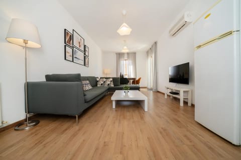 TV and multimedia, Living room, Seating area, Evening entertainment, air conditioner