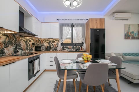 Kitchen or kitchenette, Dining area, air conditioner