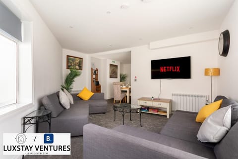 Communal lounge/ TV room, TV and multimedia, Living room, Seating area, Evening entertainment