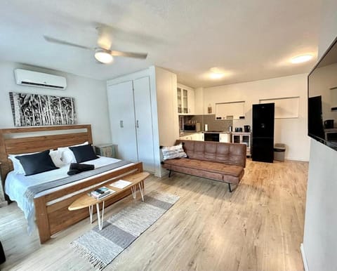 Bed, TV and multimedia, Living room, Seating area