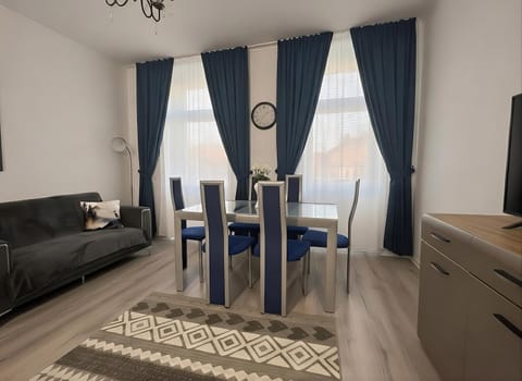 Living room, Seating area, Dining area, Animals, Animals