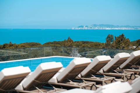Restaurant/places to eat, Natural landscape, Balcony/Terrace, Pool view, Swimming pool