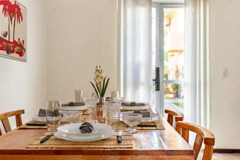 Seating area, Dining area, Food