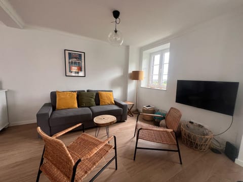 Communal lounge/ TV room, TV and multimedia, Living room, Seating area, internet, internet