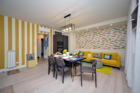 TV and multimedia, Living room, Seating area, Dining area, air conditioner