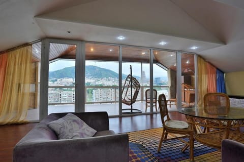 Balcony/Terrace, Living room, Seating area, Mountain view