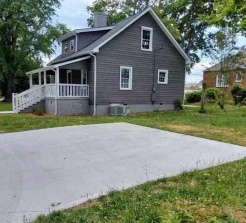 Historic Home in Downtown Greer Shop Eat & Sleep House in Greer