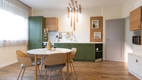 Coffee/tea facilities, Photo of the whole room, Dining area, dishwasher, microwave, oven, stove, kitchen