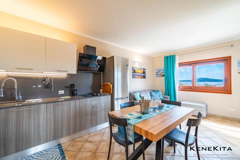 Kitchen or kitchenette, Dining area