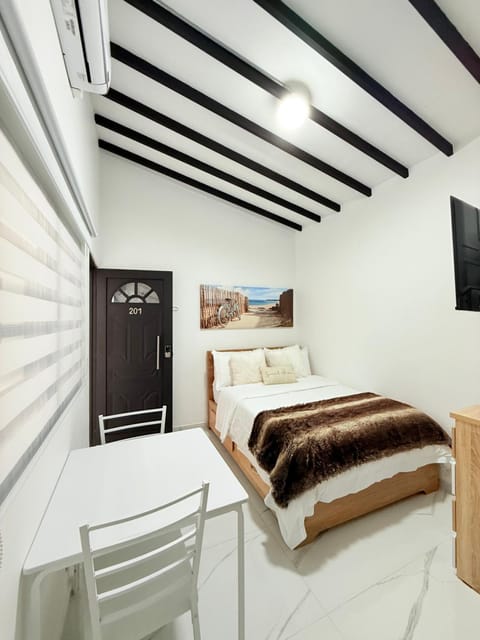 Bed, TV and multimedia, Living room, Photo of the whole room, Seating area, Bedroom