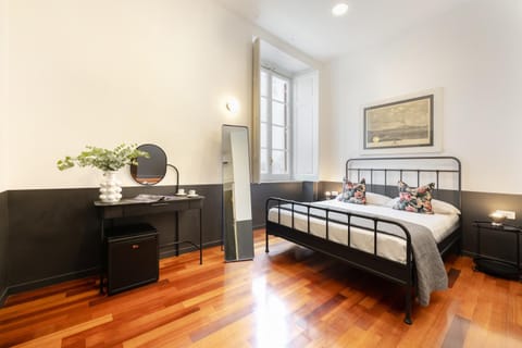Bed, Photo of the whole room, Bedroom, minibar