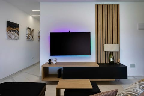 Communal lounge/ TV room, TV and multimedia, Living room, Seating area, Evening entertainment