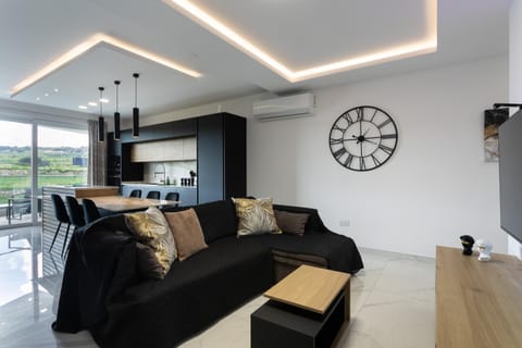 TV and multimedia, Kitchen or kitchenette, Living room, Seating area, Dining area