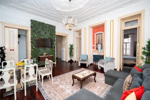 Communal lounge/ TV room, TV and multimedia, Living room, Seating area, Dining area, Evening entertainment
