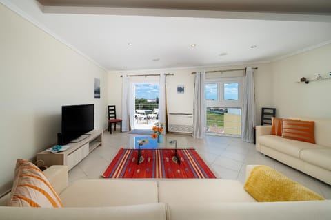 Communal lounge/ TV room, TV and multimedia, Living room, Seating area, Evening entertainment