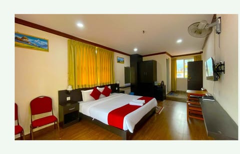 Bed, TV and multimedia, Seating area, Bedroom, wardrobe