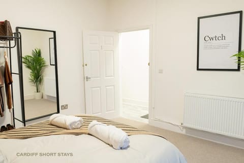City Centre Large House Free Parking & Fast Wi-Fi House in Cardiff