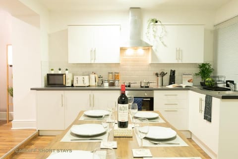 City Centre Large House Free Parking & Fast Wi-Fi House in Cardiff