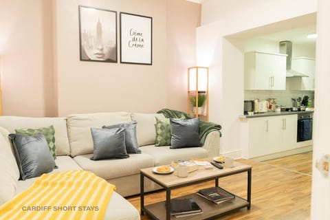 City Centre Large House Free Parking & Fast Wi-Fi House in Cardiff