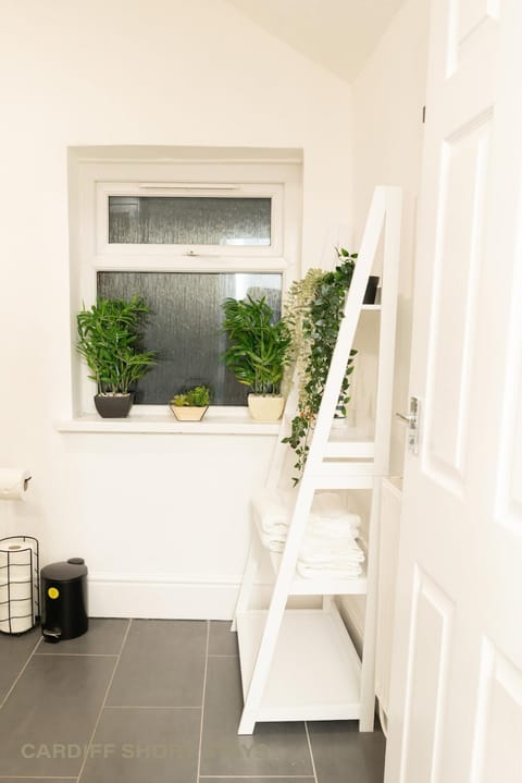 City Centre Large House Free Parking & Fast Wi-Fi House in Cardiff