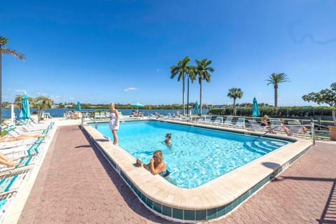 New Listing! Bayside Unit, Balcony, Private Beach! Apartment in Siesta Beach