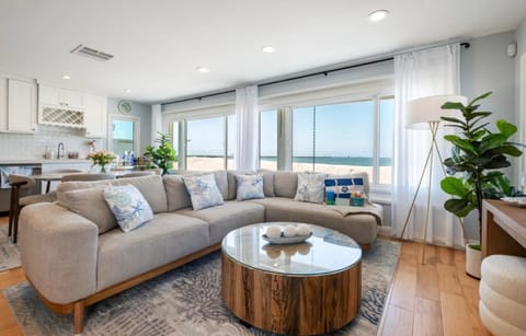 Sea La Vie Beachhouse on the sand House in Seal Beach