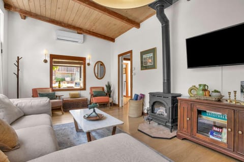 Serene Retreat with Hot Tub - Fire Pit - Deck House in Forestville