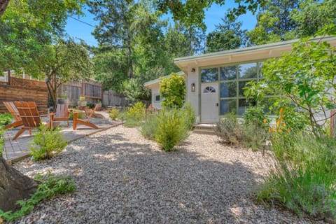 Serene Retreat with Hot Tub - Fire Pit - Deck House in Forestville