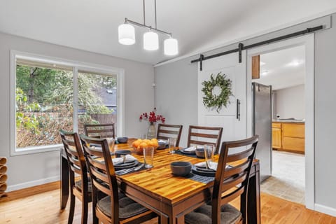 Large Family-Friendly Home on NW Side - Dogs OK House in Olympia