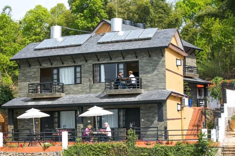 Property building, Spring, Day, People, Garden, View (from property/room), Balcony/Terrace, Garden view, group of guests