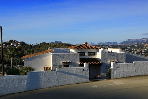 Facade/entrance, Day, Natural landscape, Mountain view, Area and facilities