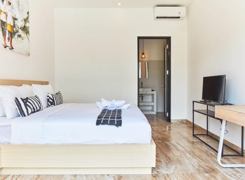 Bed, Photo of the whole room, Bedroom