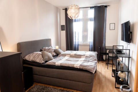 Communal lounge/ TV room, Bed, TV and multimedia, Living room, Photo of the whole room, Seating area, Evening entertainment, Bedroom, towels