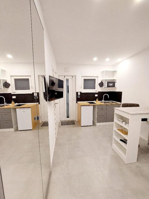 TV and multimedia, Seating area, Bedroom, stove, kitchen