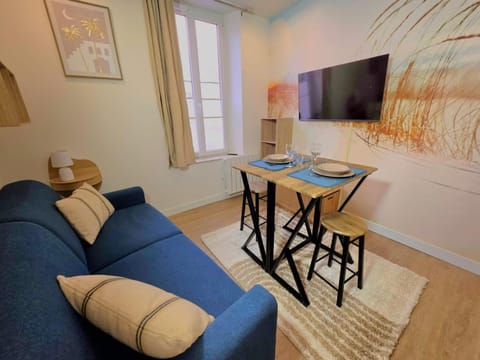 Communal lounge/ TV room, Living room, Dining area