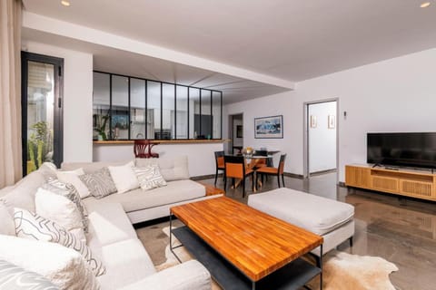 Communal lounge/ TV room, TV and multimedia, Living room, Dining area