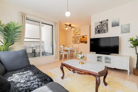 Communal lounge/ TV room, Kitchen or kitchenette, Living room, Seating area, Dining area, Evening entertainment