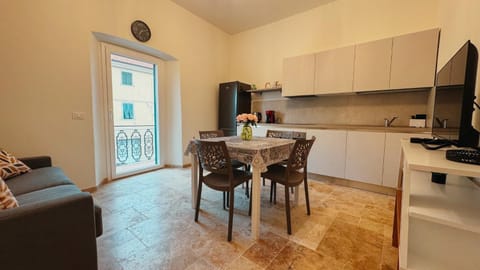 TV and multimedia, Kitchen or kitchenette, Living room, Dining area, stove
