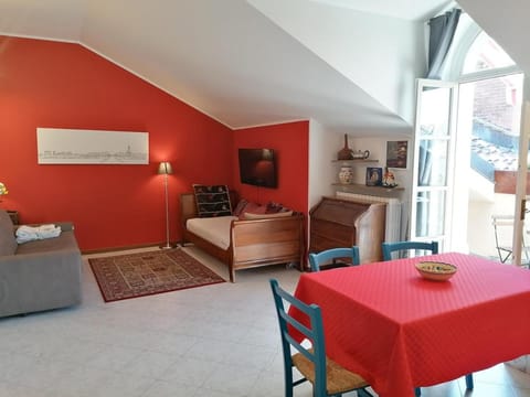 Bed, Living room, Seating area, Dining area