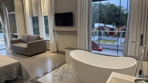 TV and multimedia, Photo of the whole room, Evening entertainment, Bedroom, Bath