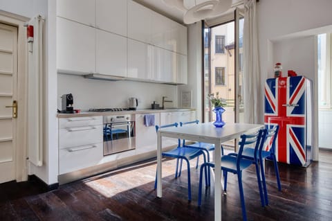 Kitchen or kitchenette, Dining area, oven, stove